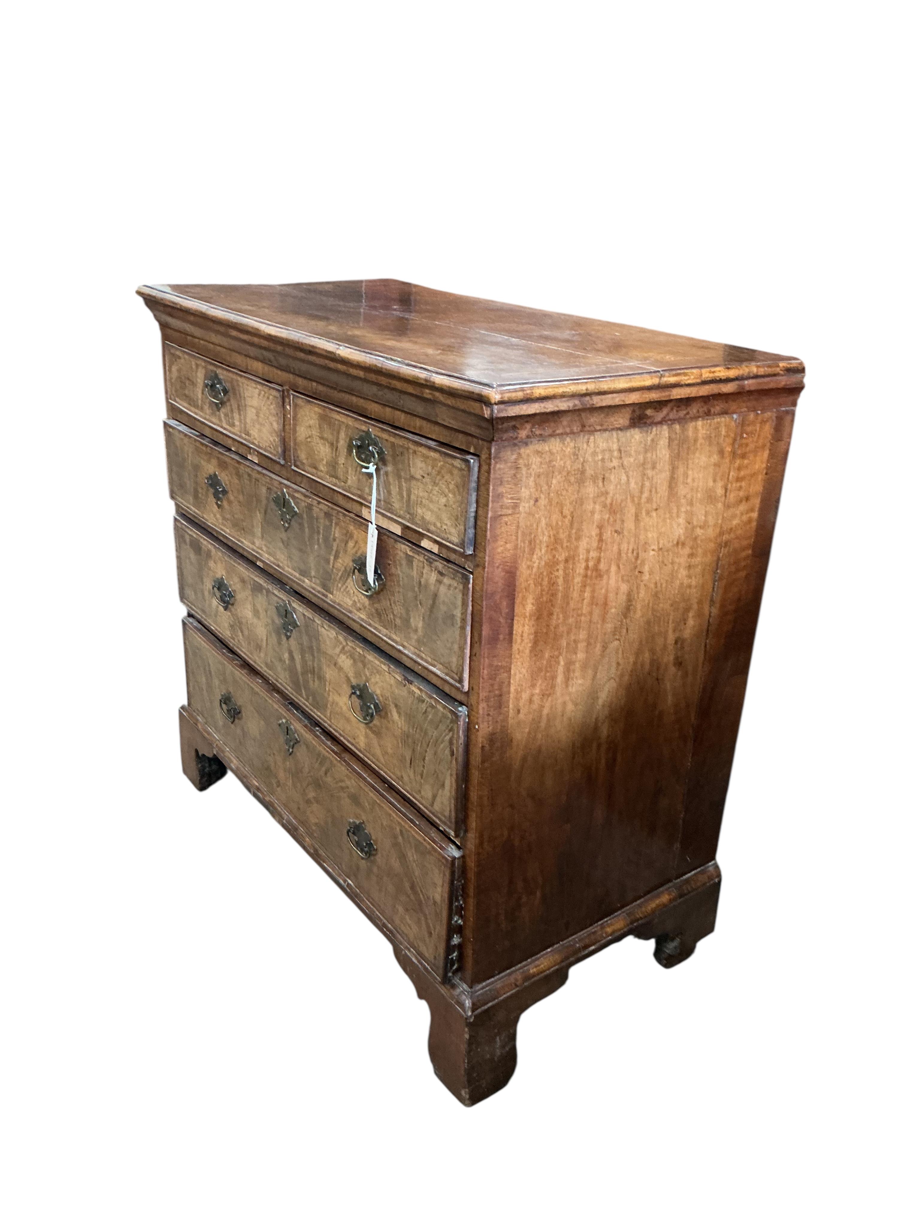 A George II feather banded walnut chest of drawers, width 94cm, depth 48cm, height 92cm